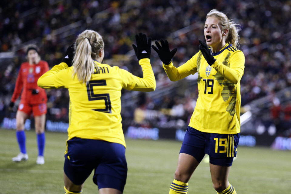 Nathalie Björn och Anna Anvegård jublar efter ett av Anvegårds mål i nattens landskamp mot USA. Sverige förlorade matchen med 2–3.