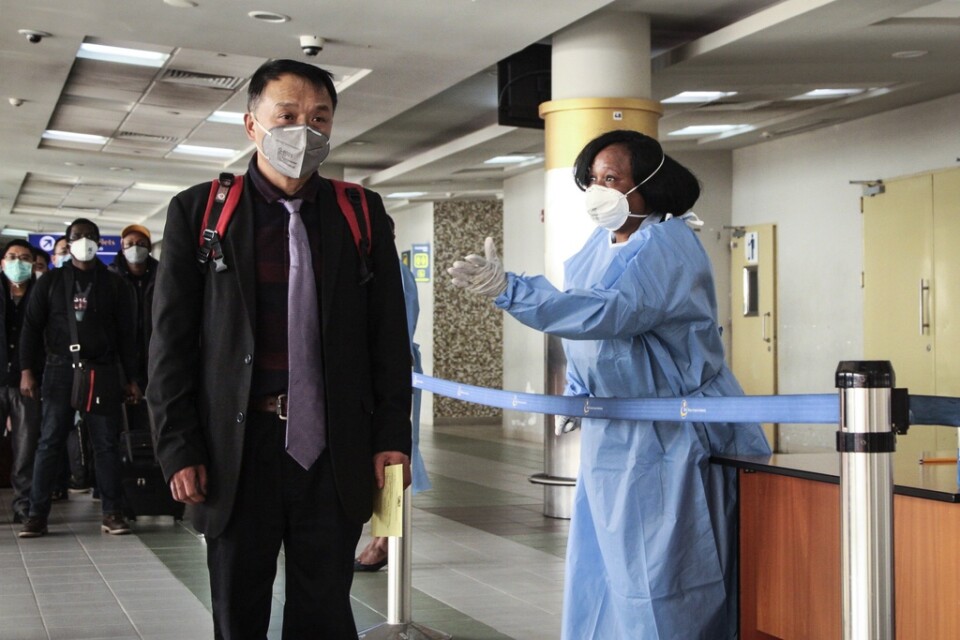 Passagerare från södra Kina kontrolleras för coronaviruset på flygplatsen i Nairobi, Kenya, i januari.