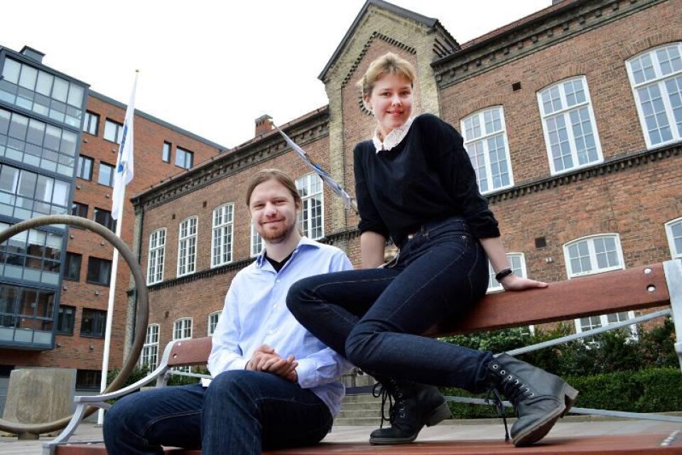 Victor Ståhl och Jessica Andersson på Trelleborgs rådhustorg, som de ska göra till teaterscen i sommar.