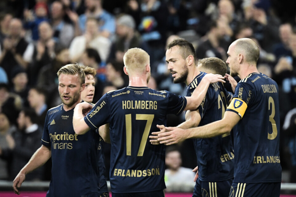 Djurgårdens Emir Kujovic jublar med lagkamraterna efter sitt 2–0-mål