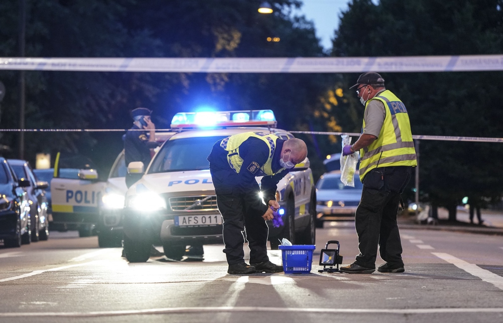 Polisens kriminaltekniker på plats på Drottninggatan i Malmö natten till tisdagen efter att sex personer skjutits på öppen gata i anslutning till ett internetcafé. Två personer  har avlidit av sina skador. Ett stort antal personer blev vittnen till händelsen som inträffade vid 20-tiden. Foto: TT