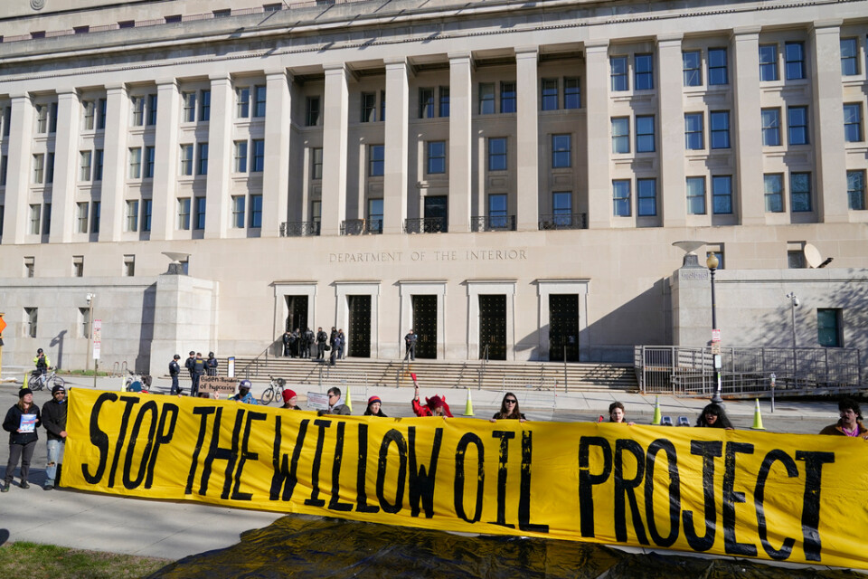Protest i Washington DC efter att Joe Biden godkänt oljesatsningen Willow i Alaska tidigare i år. Projektet beskrivs som det största i området på decennier och utsläppen beräknas motsvara två miljoner nya avgasbilar. Arkivbild.