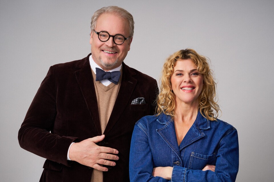 Fredrik Lindström och Helena Lindegren åker på turné tillsammans med nyskrivna ”Stora Dialektshowen”.