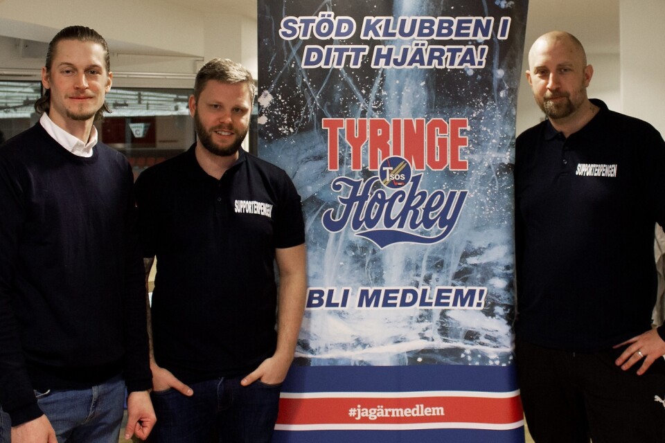 Filip Steensbjerre, Jonas Ivarsson och Linus Kristoffersson kan med stor glädje summera Supporterpengen som gav 125 000 kronor till Tyringe Hockey. Foto: Tyringe Hockey