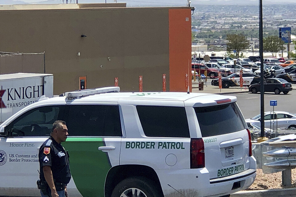 Poliser utanför köpcentret i El Paso där flera människor ska ha dödats i en skjutning.