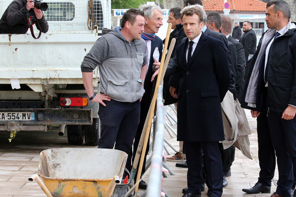 President Emmanuel Macron träffar vägarbetare vid ett besök i Biarritz i sydvästra Frankrike. Arkivfoto.