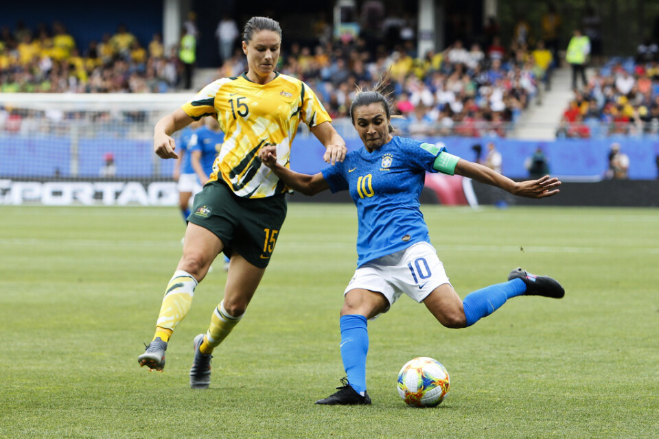 Australiens Emily Gielnik, till vänster, i en duell med Brasiliens Marta under VM i Frankrike i fjol.