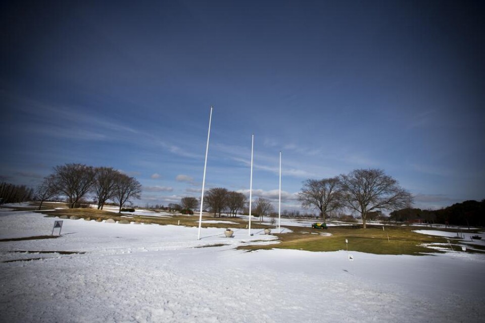 Vita vidder. Sveriges sydligaste golfbana är belägrad av ett snötäcke. Bedinge GK:s bana tvingas ha stängt under påskhelgen. På Tegelberga GK och Trelleborg GK är det spel med vintergreener som gäller.