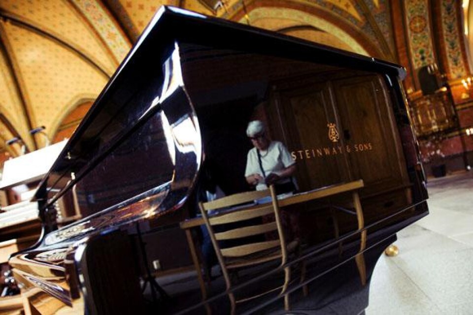 Över en miljon kronor kostade det Trelleborgs församling att köpa in Steinwayflygeln. Den är ett av Sveriges bästa instrument och lockar pianister från hela världen till Trelleborg.