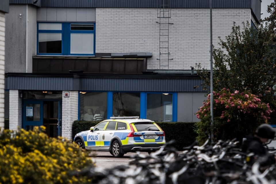 Polis på plats på Fagrabäckskolan efter mordförsöket.