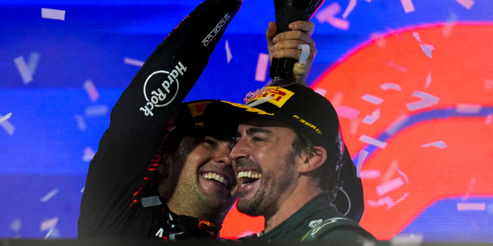 Fernando Alonso, till höger, blev först av med sin tredjeplats i Saudiarabiens GP. Men han fick den åter några timmar senare.