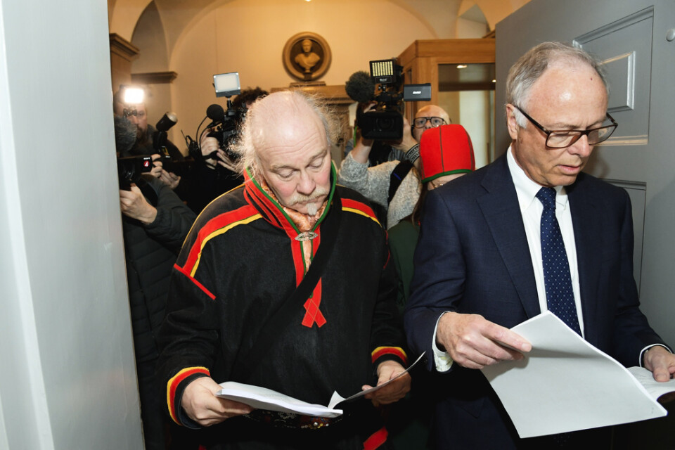 Matti Blind Berg tillsammans med advokaten Peter Danowsky i samband med en dom i Högsta domstolen om upplåtelserätt för samebyn Girjas. Arkivbild.