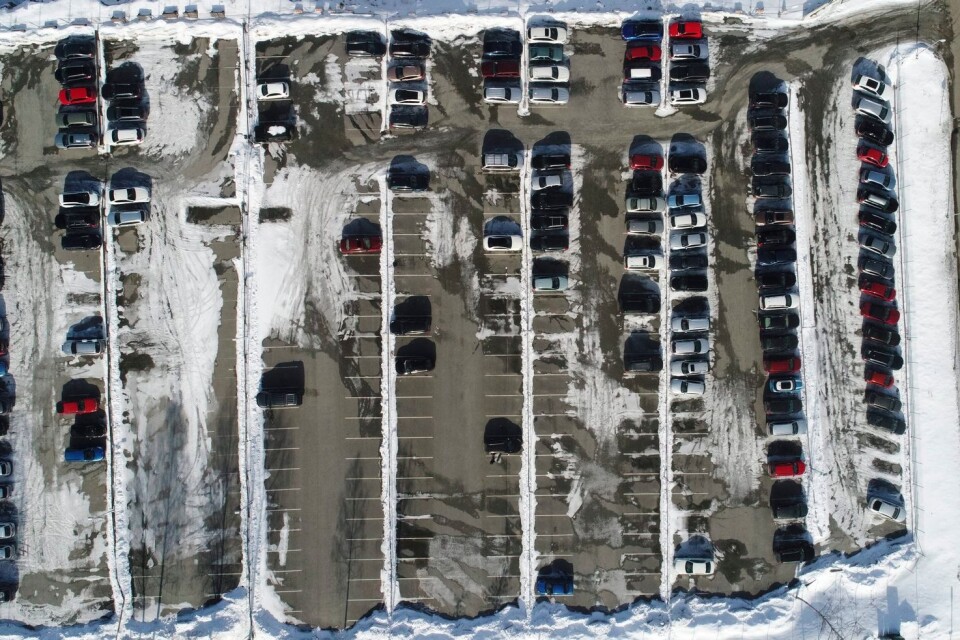 På parkeringsplatser kan tjuvar utrustade med störsändare hindra att bilägarna lyckas låsa sina bilar.