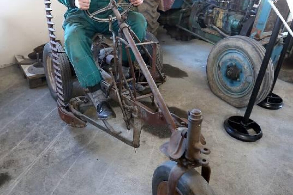 Unik traktor. Den fransks slåttermaskinen från 1925 i märket Kiva, är den enda i Sverige.