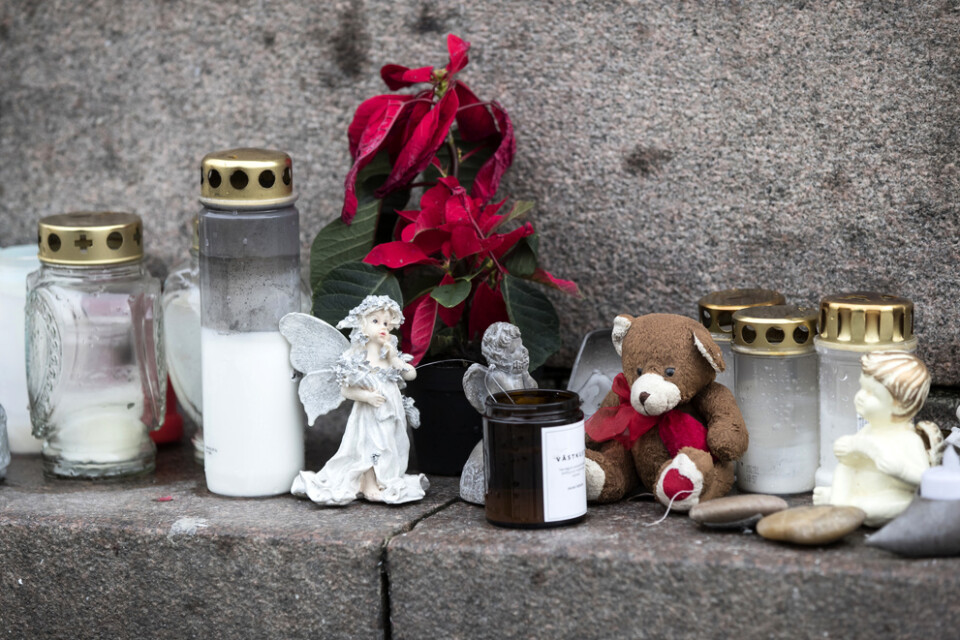 Blommor och ljus i centrala Uddevalla, till minne av den mördade flickan. Bilden från i fredags.