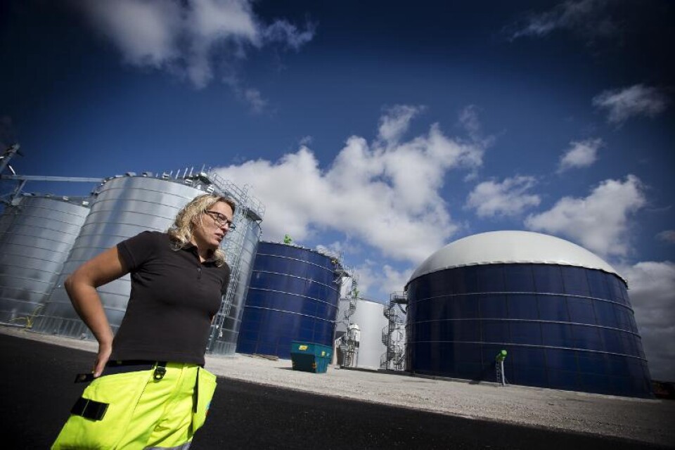 Pia Ekelund, biogastekniker, är nöjd med att biogasen från Jordberga nu går ut i ledningen. Foto: Tomas Nyberg