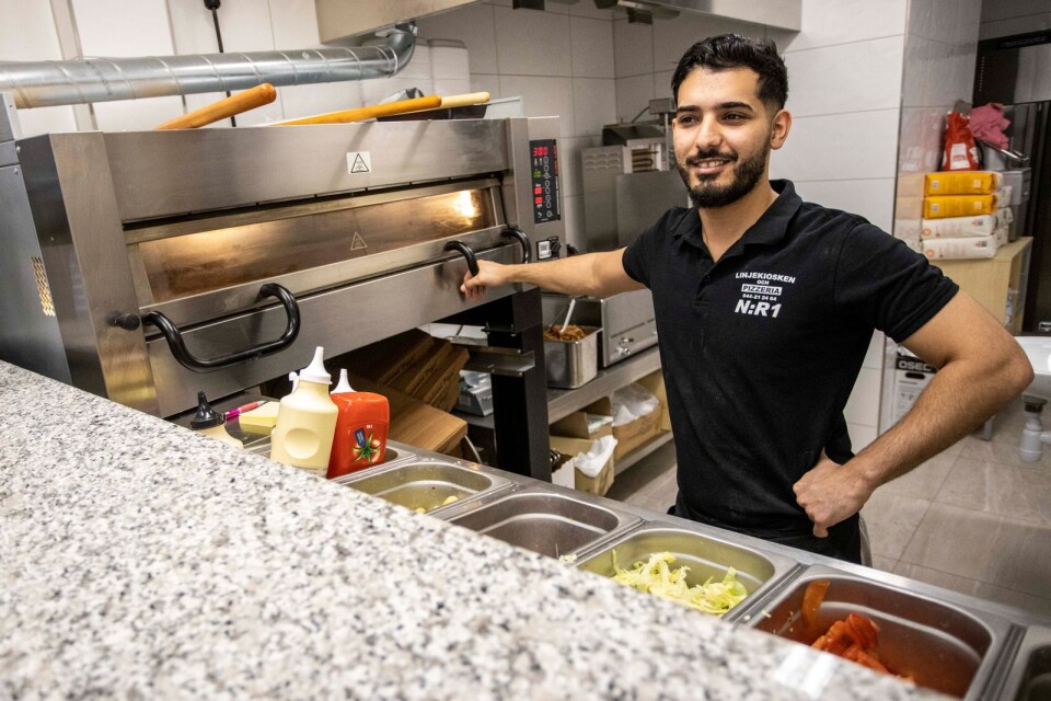 Ali Abbed hjälper till i köket på Linjekiosken: ”Det är nästan som att driva en helt ny verksamhet”, säger han.