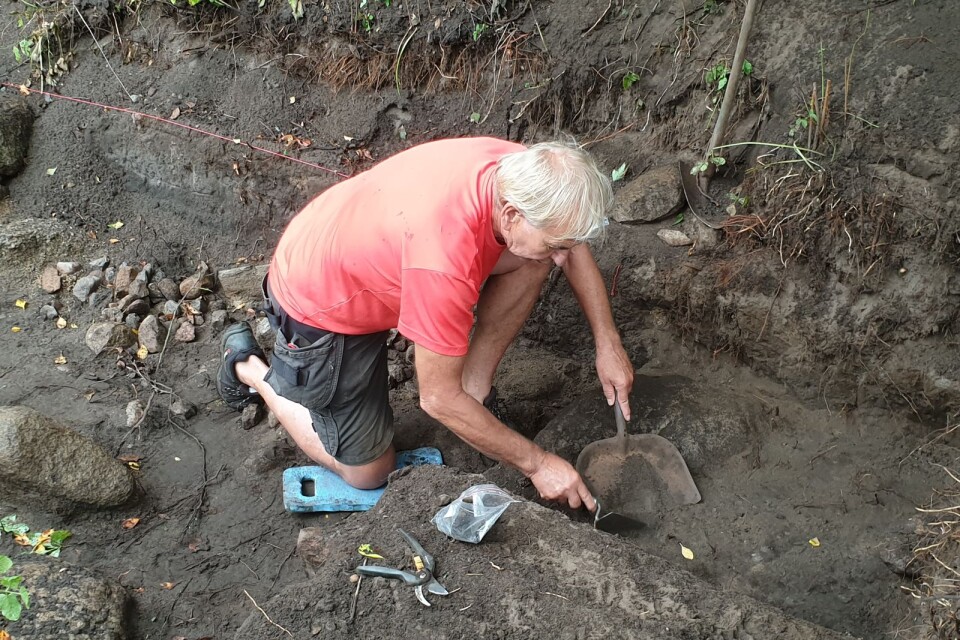 Bo Göran ”Jojje” Nilsson, volontär, gräver i det schakt i Siretorp som har öppnats för arkeologiska undersökningar.