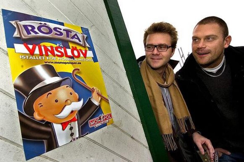 Johan Erlandsson och Thomas Jalkling kampanjade för att få med Vinslöv på Monopols spelplan. BILD: TOMMY SVENSSON