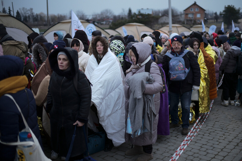 Ukrainska flyktingar vid den polska gränsen på måndagen.