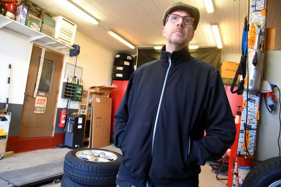 Mattias är utbildad bilmekaniker och har alltid haft ett stort motorintresse. I den egna verkstaden har han flexibla öppettider och byter inte bara däck, utan servar och reparerar även alla bilmärken.