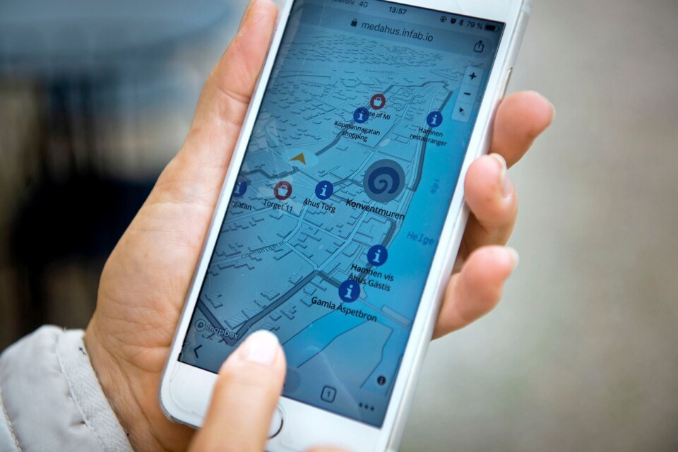 Via appen ”Medeltida Åhus” i mobilen kan man följa en 2,8 kilometer lång runda förbi en rad medeltida lämningar.