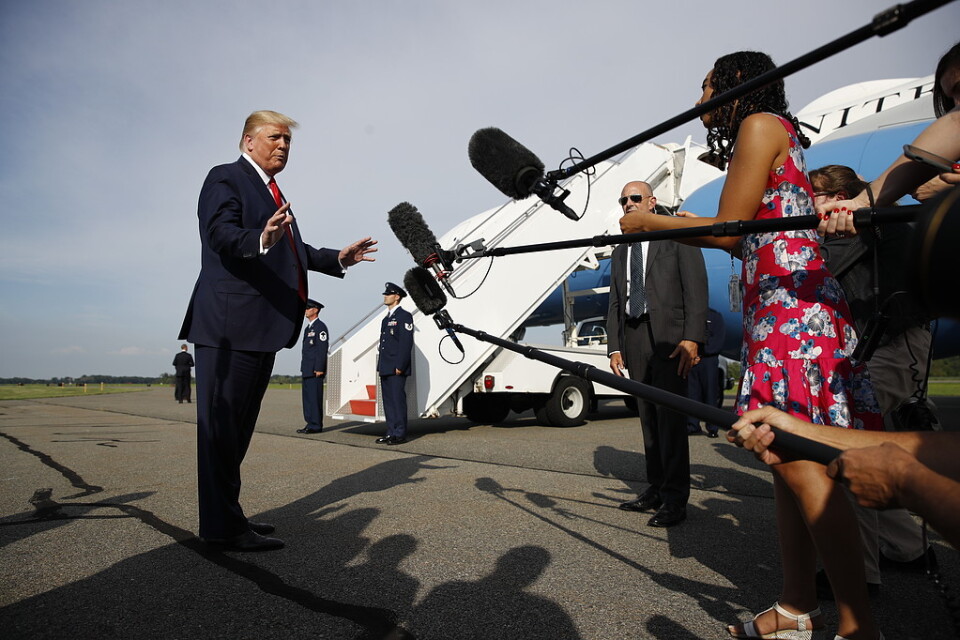 Donald Trump, på väg från New Jersey till New Hampshire på torsdagen, pratar med medierna.