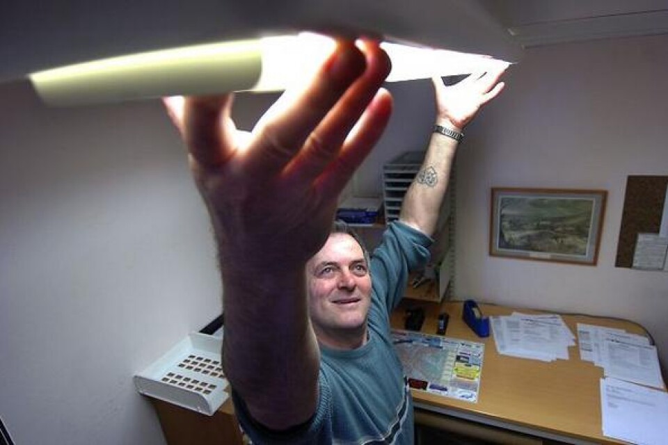 Fixaren Byta lampor är exempel på den hjälp som Miran Dibrani erbjuder. Bild: Ronnie Smith