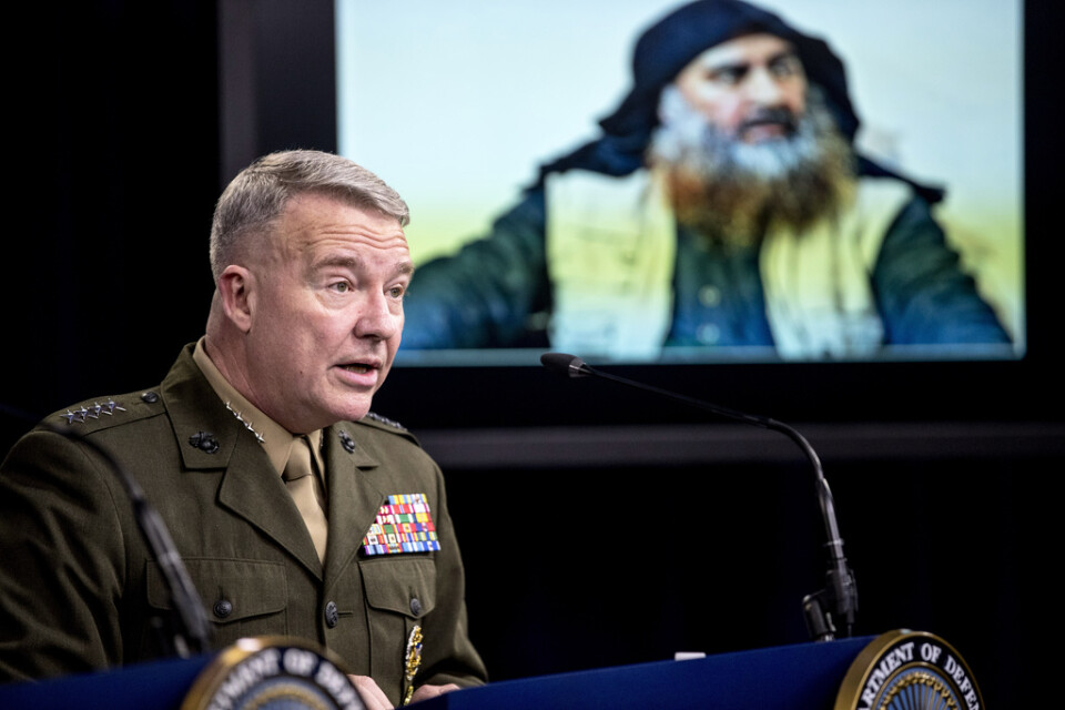 Den amerikanske generalen Kenneth McKenzie vid en presskonferens efter räden mot terrorledaren Abu Bakr al-Baghdadis gömställe i Idlibprovinsen i Syrien. Arkivbild.