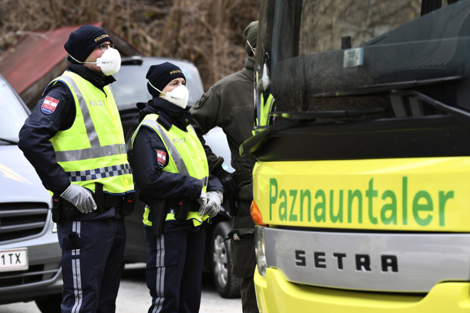 Poliskontroll av utpasserande från vintersportdistriktet Paznauntal i österrikiska Tyrolen på lördagen.
