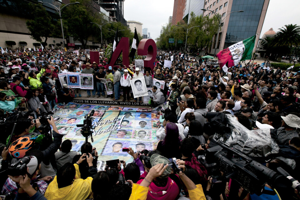 Föräldrar och klasskamrater till de försvunna lärarstudenterna under en manifestation i april 2015 vid ett monument till deras minne i Mexico City. Arkivbild.
