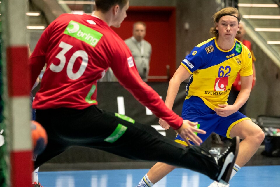 Sveriges Valter Chrintz gör mål på Norges Torjoern Sittrup Bergerud under lördagens handbollsmatch i EHF Euro Cup mellan Sverige och Norge i Partille Arena.