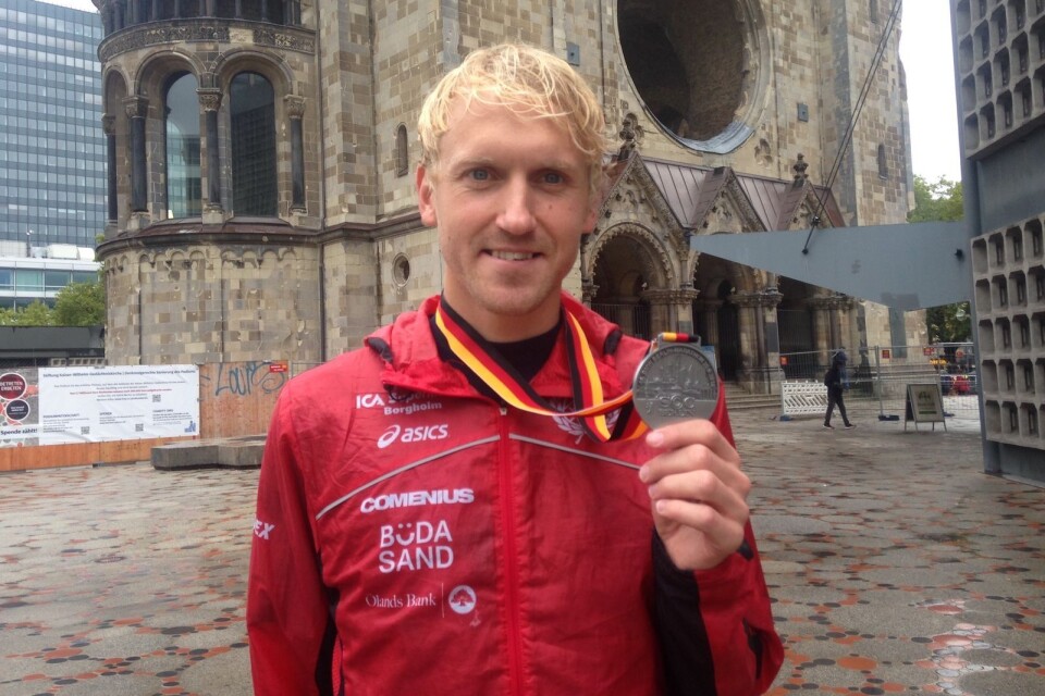 David Nilsson spurtade in på nya personbästatiden 2.11.50 i Berlin Marathon. Det placerar honom som fyra på distansen i den svenska historieboken.
