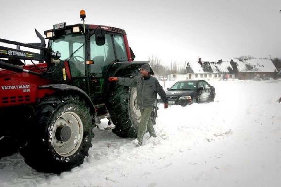 Lantbrukaren Sven-Bertil Svensson hade mycket att göra i snöyran. Bland annat fick han dra loss TA:s reportage-team som körde fast i en driva. Bild: Mårten Svemark.