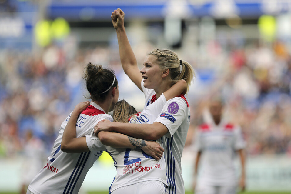 Norskan Ada Hegerberg, till höger, gjorde sitt 20:e mål för säsongen när mästarlaget Lyon avslutade säsongen med en 3–0-seger hemma mot Metz. Arkivbild.