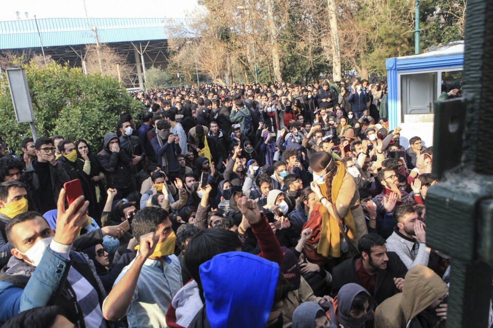 Universitetsstudenter vid en demonstration på Teherans universitet 2017. Arkivbild.