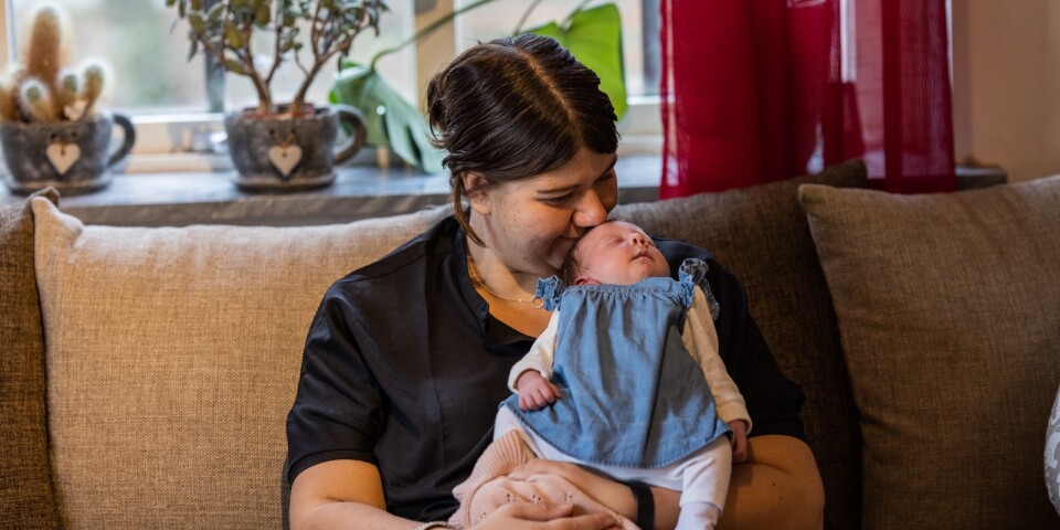 Nyblivna mamman Linnea med fem dagar gamla bebisen Vera.
