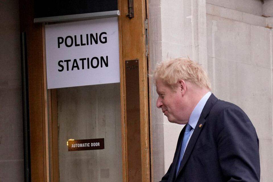 Storbritanniens premiärminister Boris Johnson på väg in i en vallokal i London.