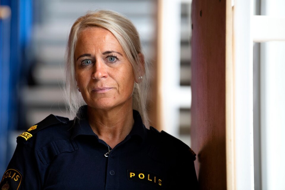 Polisinspektör Nina Bergström föreläser om hur skolpersonal kan upptäcka tecken på drogmissbruk hos elever. Omkring 1 000 personer inom skolans värld har anmält sig.