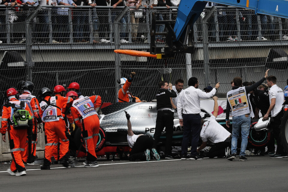 Mercedes mekaniker bärgar Valtteri Bottas bil efter kraschen i tidskvalet. Föraren är okej, men bilen blev demolerad.