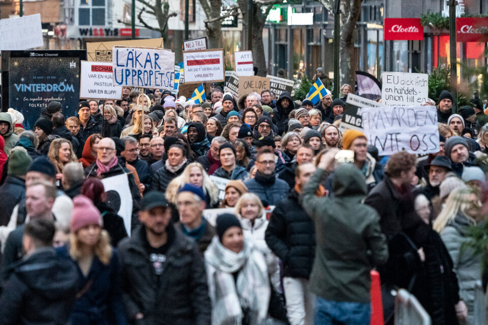 Uppemot 900 personer deltog i en demonstration mot vaccinpass i Malmö på lördagen.