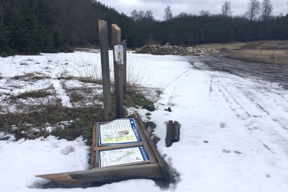 En av informationsskyltarna i Fyledalens naturreservat har körts ner.
