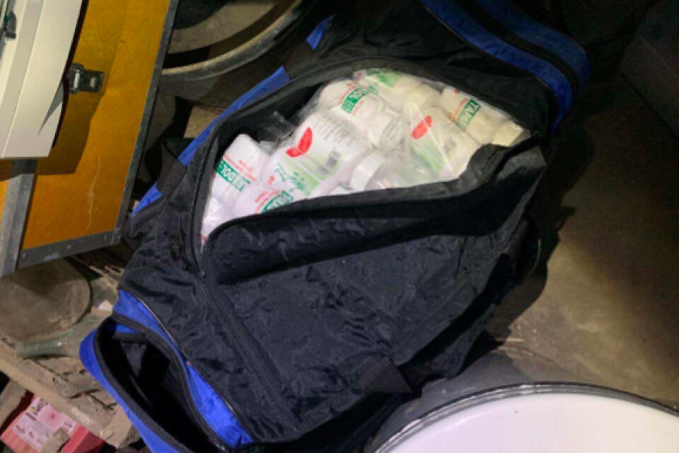 I en källare, hos en 37-årig man bosatt i en ort i Kristianstads kommun, hittade polisen två väskor fullproppade med narkotikaklassade tabletter. Enligt 37-åringen förvarade han dem bara åt en 23-åring från Hässleholm. Bild ur polisens förundersökningsprotokoll.