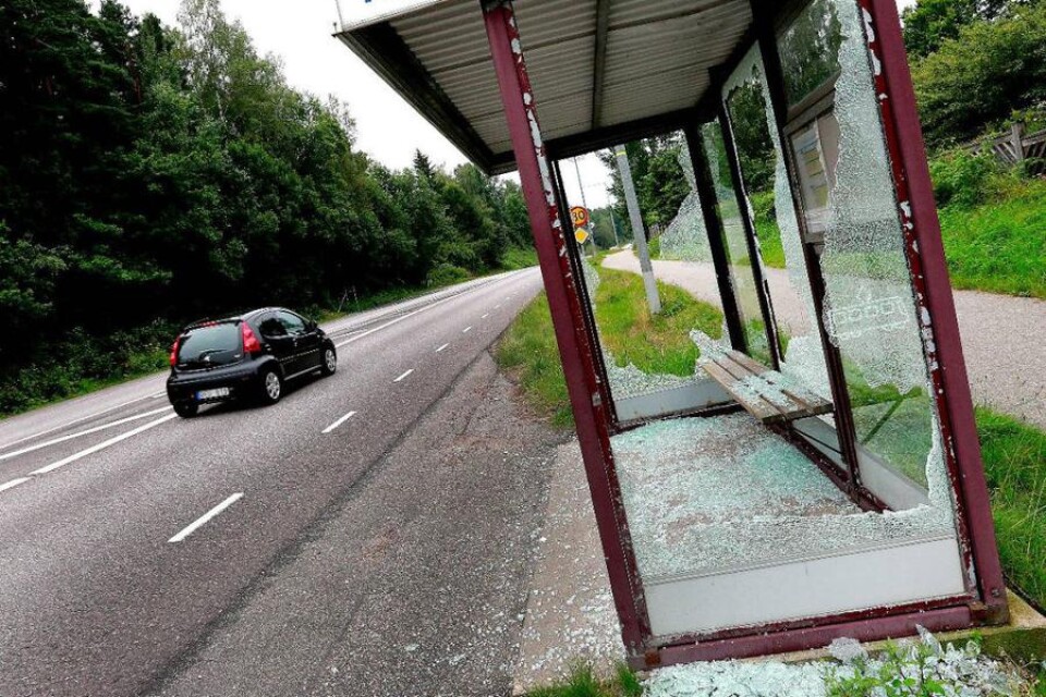 Ännu vid tiotiden i går förmiddag låg det mängder av krossat glas vid flera av busshållplatserna längs Fristadvägen.