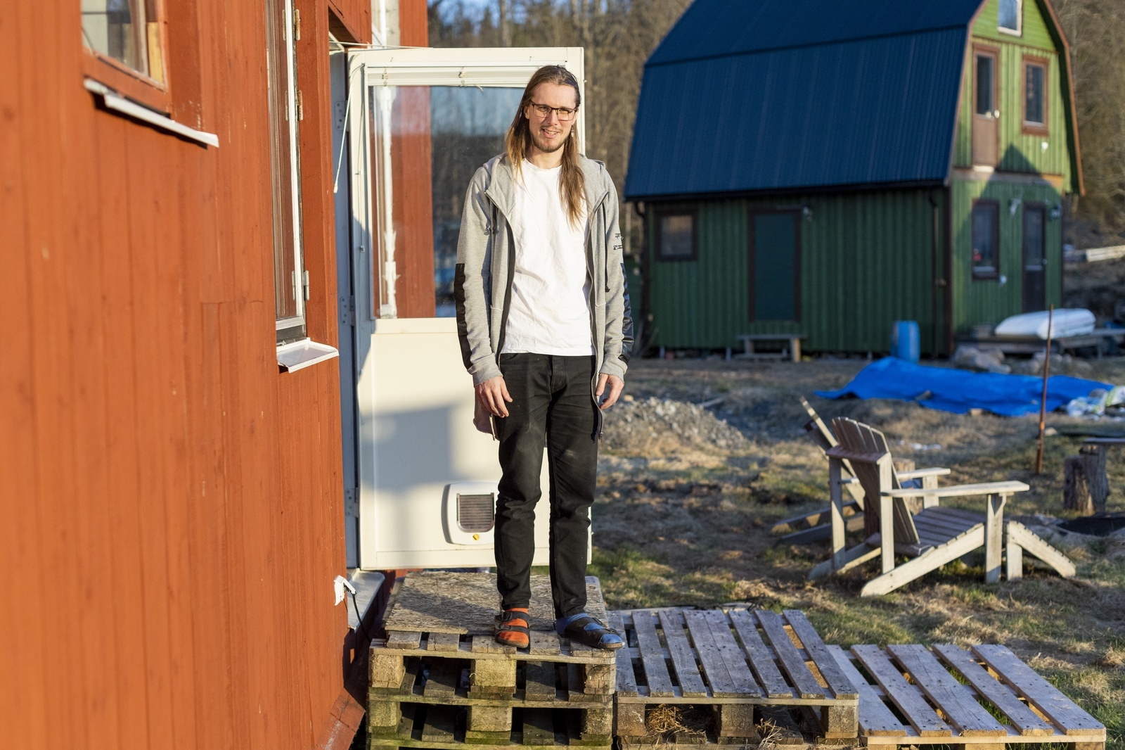 I tre år har Agust Helgason bott i Uddebo med sina grannar nära inpå knuten.