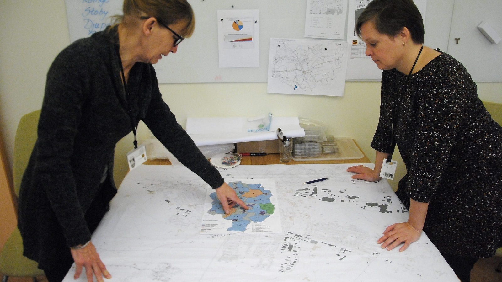 Koll på läget. Lena Westerlundh (till vänster) och Pernilla Rydmark håller koll på läget när det gäller intresseanmälningar, avtal och färdiga inkopplingar via kartor och diagram. FOTO: CARL-JOHAN BAULER
