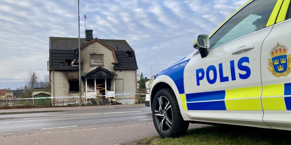 Polisen bevakar huset dygnet runt efter misstänkt mordbrand