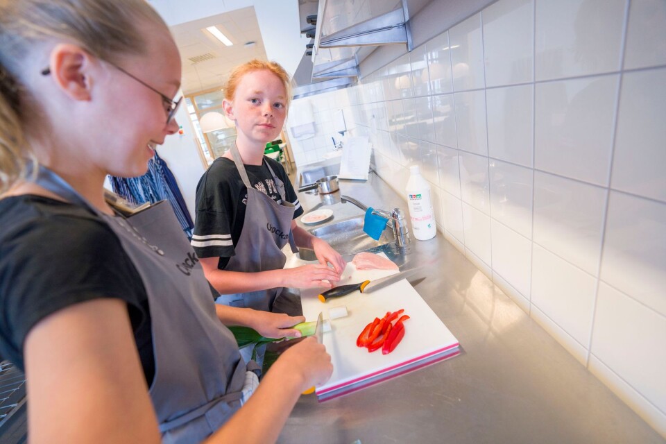 Det ska vara paprika och purjolök i kycklingrätten. Ella Svensson och Mira Gurenius jobbar i ett kockteam.