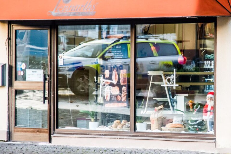 Polisen väntar på besked om vilken sorts vapen det var som användes vid skjutningen mot Lennarts kafé.