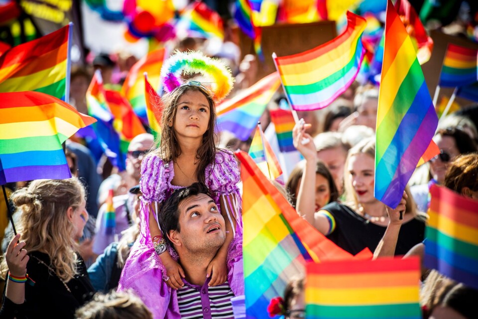 Så här såg det ut när Kalmarsund Pride tågade genom staden 2018.